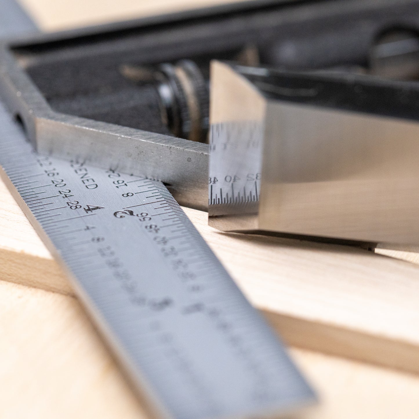 Polished chisel bevel with a mirror finish